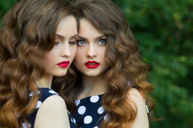 İki güzel kız ikiz kız