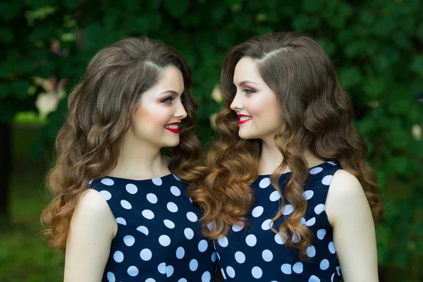 iki güzel gülümseyen kız