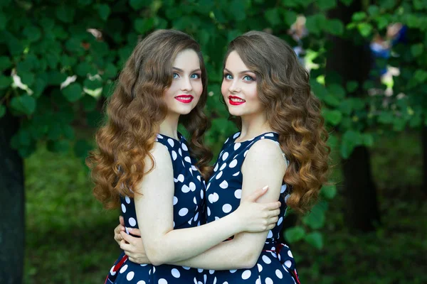 Две красивые улыбающиеся девушки — стоковое фото