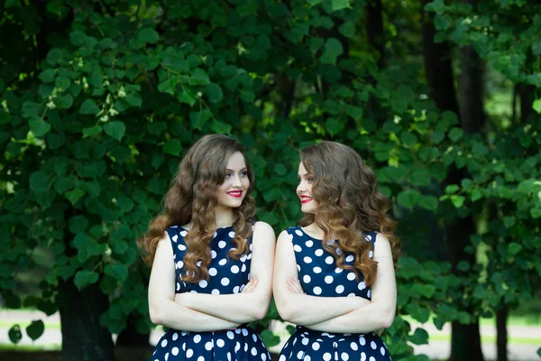 Deux belles filles souriantes — Photo