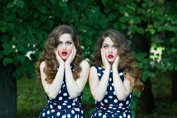 İki güzel kız ikiz kız