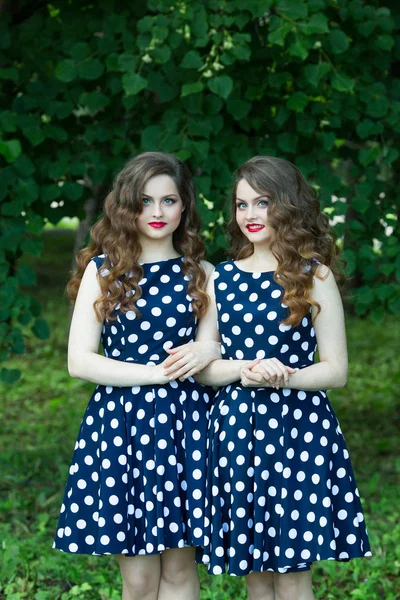 Дві красиві усміхнені дівчата — стокове фото