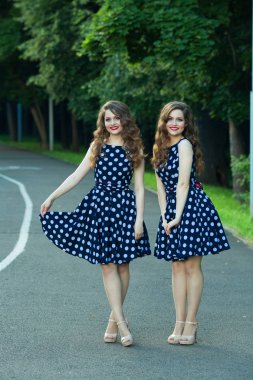 İki güzel gülümseyen kız kız kardeş