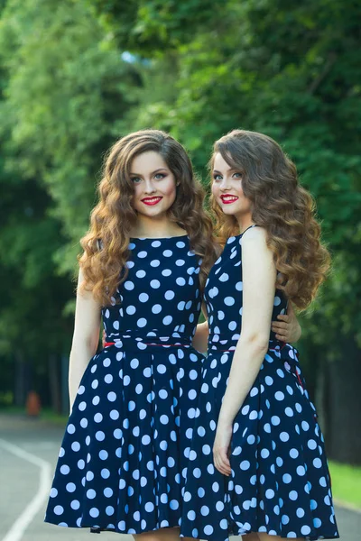 İki güzel gülümseyen kız kız kardeş