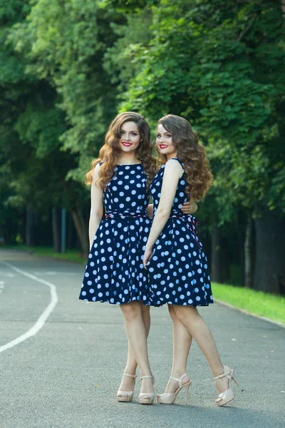 İki güzel gülümseyen kız kız kardeş