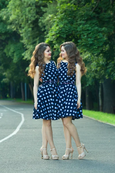 Dvě krásné sestry usmívající se dívka — Stock fotografie