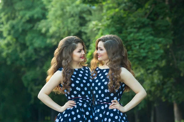 Deux belles filles souriantes sœurs — Photo