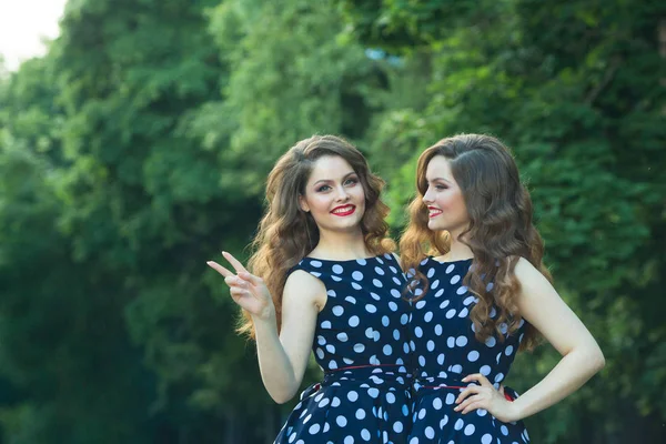 Δύο όμορφες αδερφές χαμογελαστό κορίτσι — Φωτογραφία Αρχείου