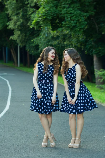Två vackra leende flicka systrar — Stockfoto