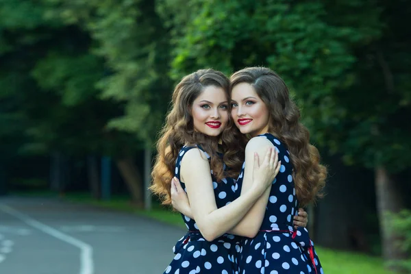 Deux belles filles souriantes sœurs — Photo