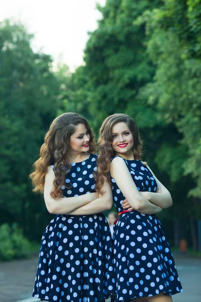 İki güzel gülümseyen kız kız kardeş