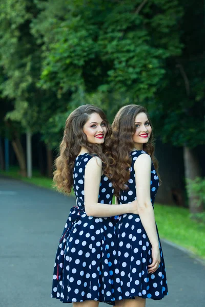 Deux belles filles souriantes sœurs — Photo