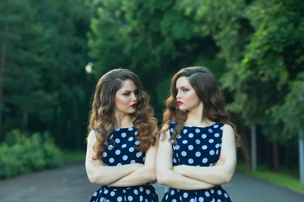 İki güzel kız ikiz kız — Stok fotoğraf