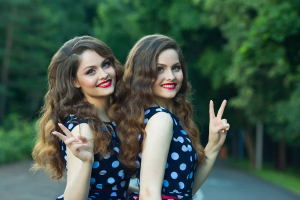 İki güzel gülümseyen kız kız kardeş