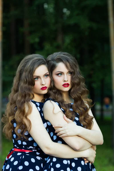 Duas irmãs bonitas meninas gêmeas — Fotografia de Stock