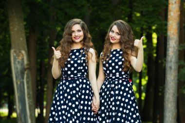 iki güzel gülümseyen kız 