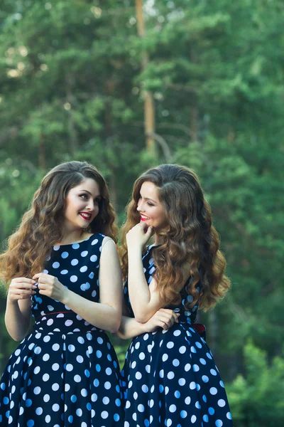 iki güzel gülümseyen kız 