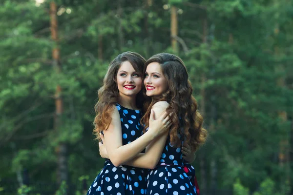 Zwei schöne lächelnde Mädchen — Stockfoto