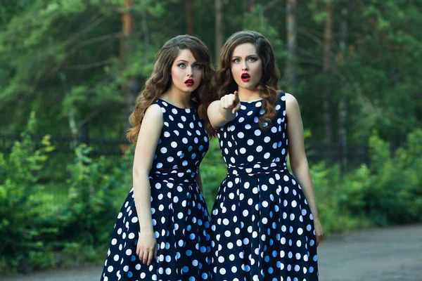 Twee mooie zussen meisjes — Stockfoto