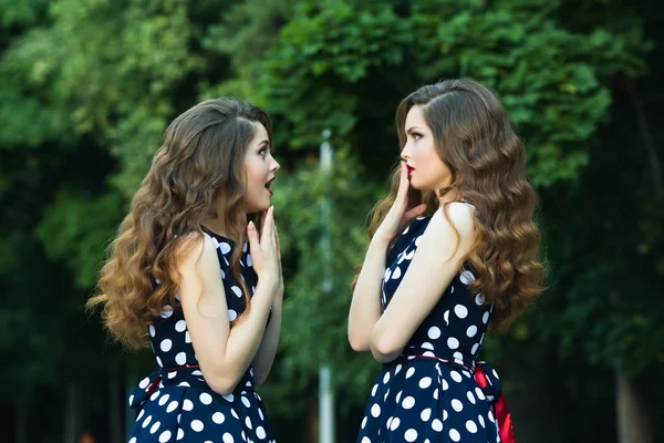 Δύο όμορφες αδερφές κορίτσια — Φωτογραφία Αρχείου