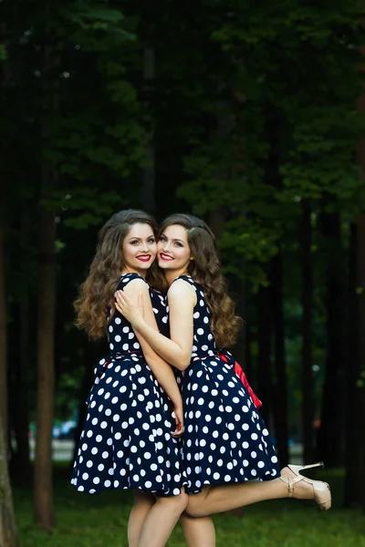 iki güzel gülümseyen kız 