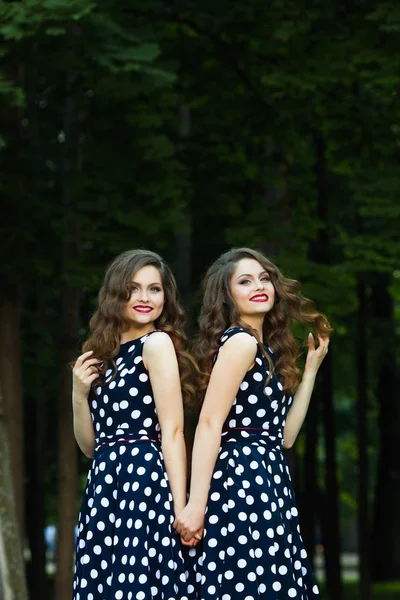 Две красивые улыбающиеся девушки — стоковое фото