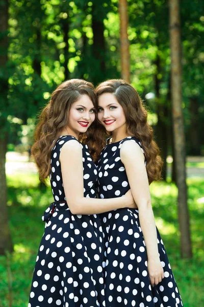 Dwa piękne, uśmiechnięte dziewczyny — Zdjęcie stockowe