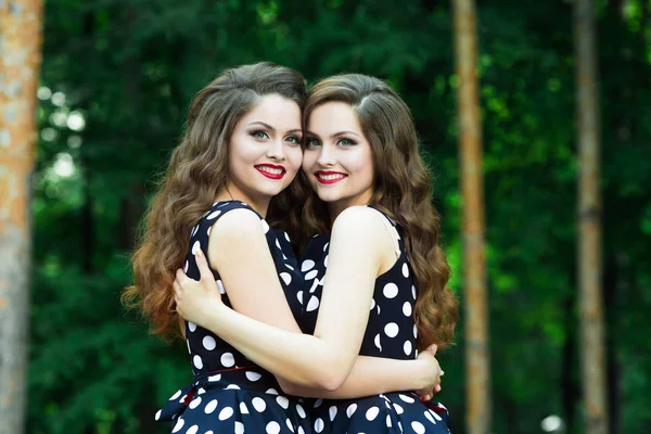 Dua gadis cantik tersenyum — Stok Foto