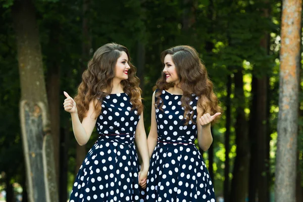 Twee mooi lachende meisje — Stockfoto