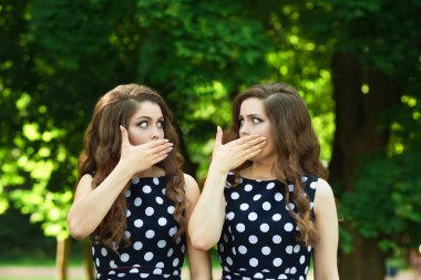 İki güzel kız kız kardeş ikiz