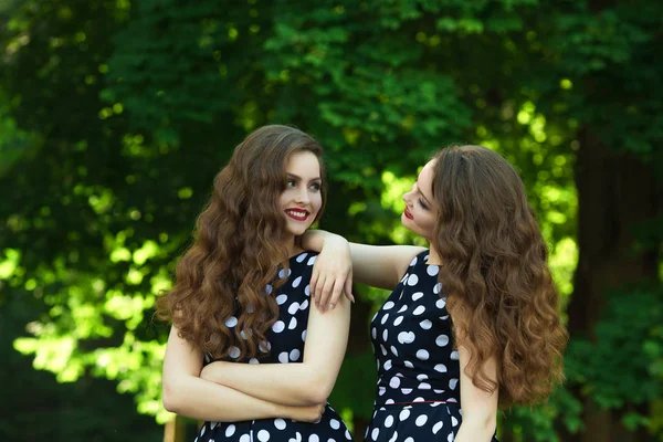 Дві красиві усміхнені сестри-близнючки — стокове фото