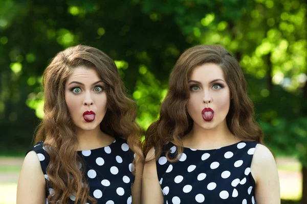 İki güzel kız kız kardeş ikiz