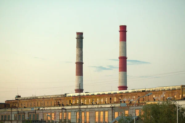Промисловий завод з трубами для вихлопного диму в повітрі — стокове фото