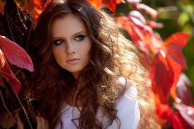 Makyaj ve saç-elbise ile güzel genç kız