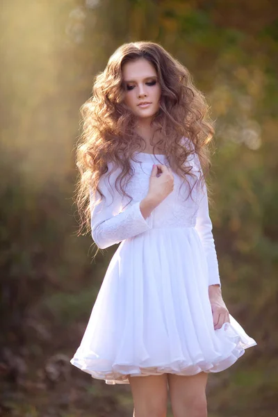 Krásná mladá dívka s make-up a vlasy šaty — Stock fotografie