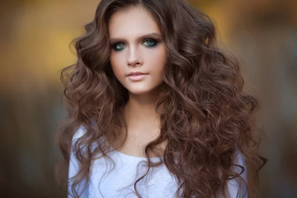 Красива молода дівчина з макіяжем і волоссям — стокове фото