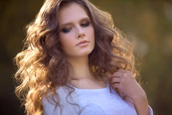 Menina bonita com maquiagem e vestido de cabelo — Fotografia de Stock