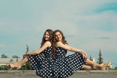 İki güzel kız ikiz kız