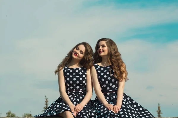 Duas irmãs bonitas meninas gêmeas — Fotografia de Stock