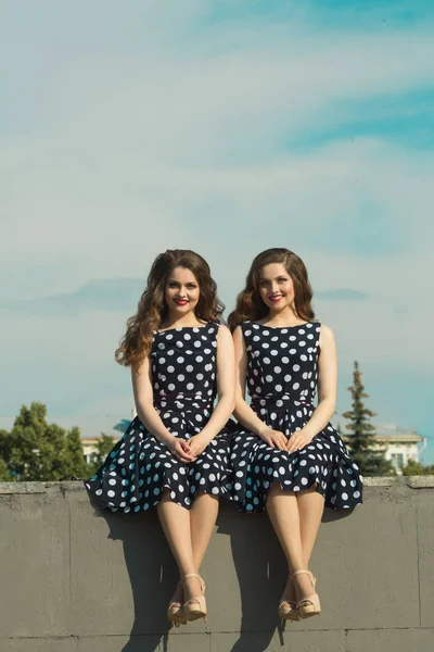 Deux belles sœurs jumelles filles — Photo