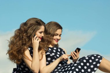 İki güzel kız ikiz kız