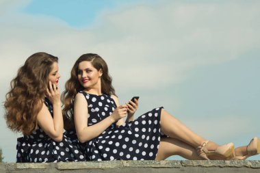 İki güzel kız ikiz kız