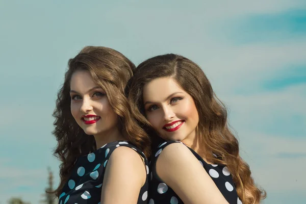 Dvě krásné sestry dvojčata — Stock fotografie