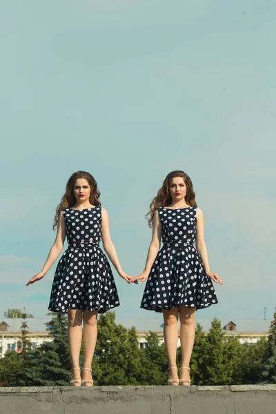 İki güzel kız ikiz kız