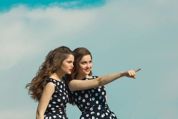 Duas irmãs bonitas meninas gêmeas — Fotografia de Stock