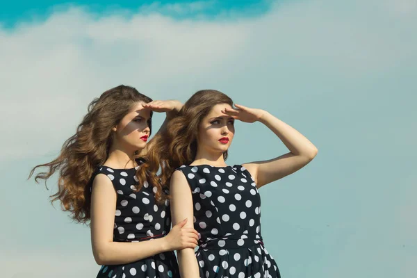 Dwie piękne siostry bliźniaczki — Zdjęcie stockowe