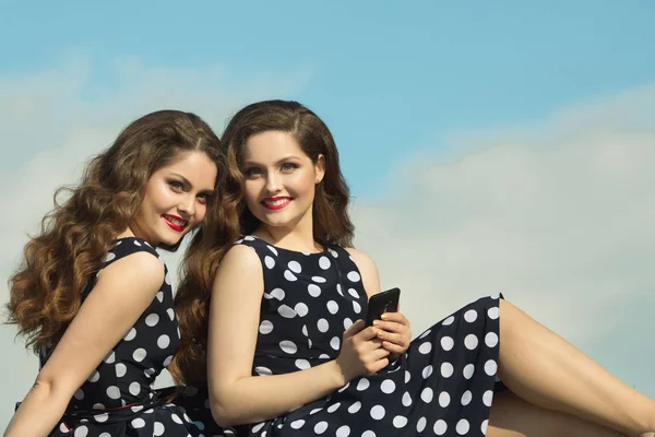 Дві красиві сестри-близнючки — стокове фото
