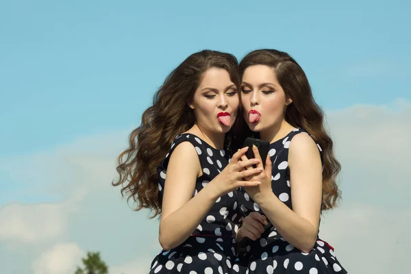 Două surori frumoase gemene fete — Fotografie, imagine de stoc