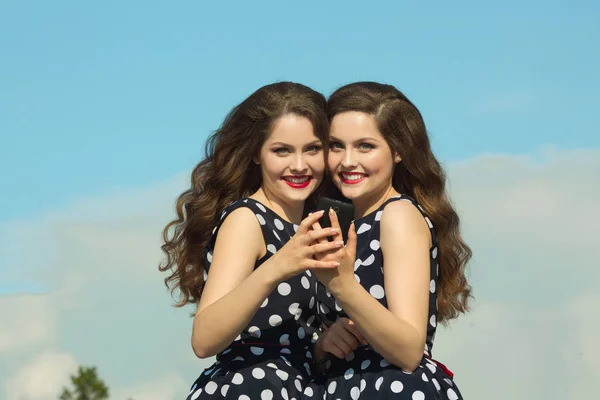 Duas irmãs bonitas meninas gêmeas — Fotografia de Stock