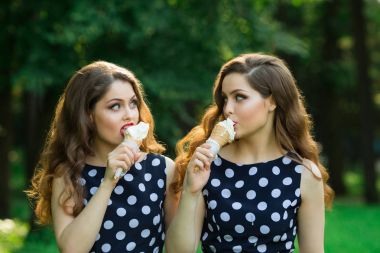 İki kız kardeş İkizler